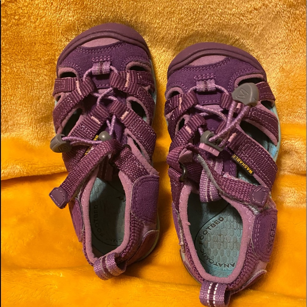 Girls Keen sandals size 9. Barely worn. Color purple